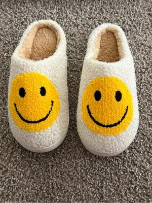 NEWSmiley Face Fuzzy Sherpa Slipper White Yellow Happy Face Cozy House Shoes 7-8 thumbnail 6