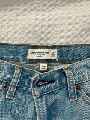 Abercrombie Slouchy Mid-Rise Jeans thumbnail 3