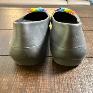 Crocs Gianna Flat Shoes Women 7 Black Rainbow Chainlink Accent Slip On Comfort thumbnail 2