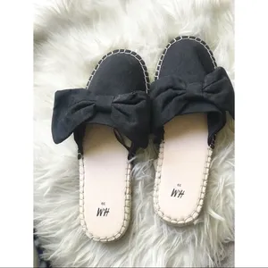 ✨HP✨H&M Black Mules with Bow✨ thumbnail 4