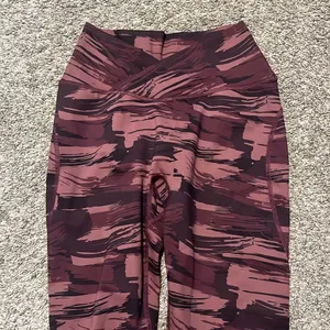Alphalete Surface Power Pink/Purple Camo‎ Leggings Small thumbnail 3