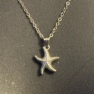 Silver tone starfish pendant necklace thumbnail 2