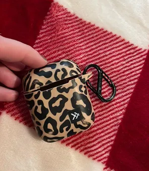 Thread Wallets AirPod Case thumbnail 1