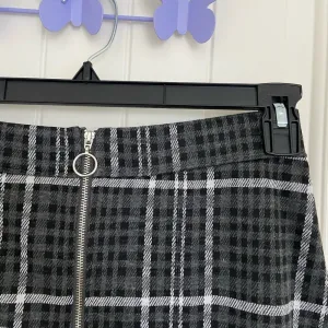NWT | Ardene women’s plaid zip up miniskirt‎ — medium Black thumbnail 2