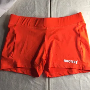B26 #2 Hooters Girl Worn Uniform Tank & New Shorts from Saugus MA Size XS thumbnail 6