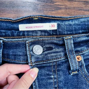 Levi’s • Wedgie Straight jeans distressed medium wash frayed hem ripped knee thumbnail 5