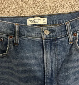 Abercrombie & Fitch High-Rise Jeans thumbnail 3