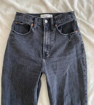 Abercrombie Ankle Straight Ultra High Rise Black Jeans thumbnail 3