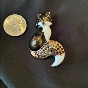 Dark brown and white Fox brooch Black thumbnail 2