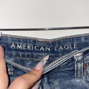 American Eagle Blue Distressed Mom Short Jeans Shorts Size 6 thumbnail 3