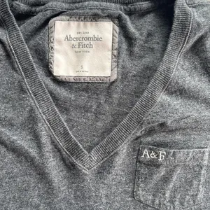 Abercrombie & Fitch Women's Small Gray V-Neck T-Shirt Short Sleeve Pocket Y2K thumbnail 2