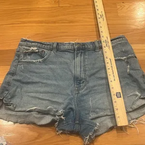 Abercrombie & fitch The mom high rises distressed Jean shorts size 32/14 . thumbnail 4