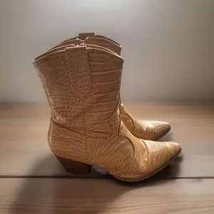 COCONUTS by Matisse Bambi Crocodile Pointed Toe Zippered Cowboy Booties Womens 8 thumbnail 3