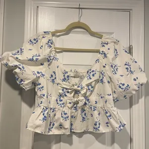 NWOT Band of the Free Size L Blue Floral Bows Cut Out Puff Peplum Crop Top thumbnail 1