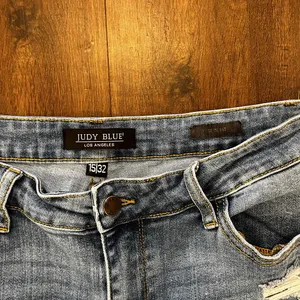 Judy Blue Slim Fit Jeans Women’s 15/32 Light Wash Denim High Rise Distressed thumbnail 2