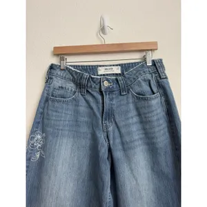 Hollister Low-Rise Super Baggy Jeans Floral Embroidered Medium Wash 28 Regular thumbnail 4