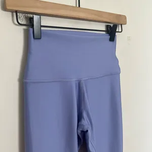 ALO YOGA- 7/8 High-Waist Airlift Legging Lilac Blue Size XXS thumbnail 3