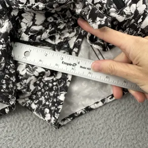 Lululemon Tracker Shorts V‎ Low Rise 4" Black White Floral Athletic Women's 6 thumbnail 9
