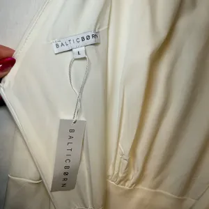 Baltic Born White Sleeveless Pleated Maxi‎ Dress Bridal Formal Gown Womens Sleek Old Money L thumbnail 2
