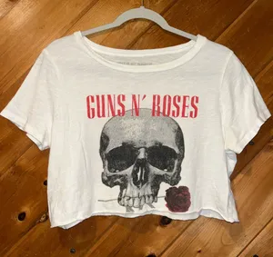 Guns N' Roses cropped t-shirt w bold skull and red rose graphic thumbnail 1