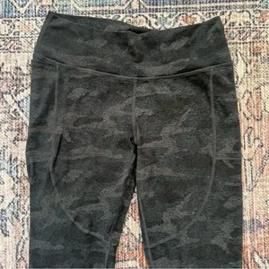 Vuori Clean Elevation Leggings Black Camo Size Medium 7/8 Length thumbnail 4