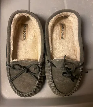 Minnetonka Moccasin Slippers Shoes Cally Size 7.5 Brown Suede Fur Inside 4015 H thumbnail 1