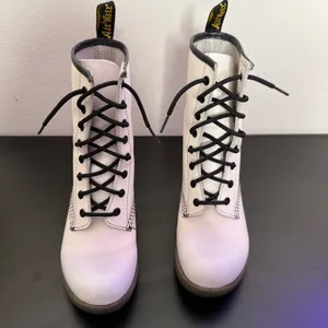 Dr Martens Darcie Heels White Leather Lace‎ Up Boots Size 7 Statement Chunky thumbnail 6