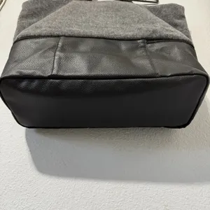 DSW Gray Textured Felt Weekender Tote‎ Travel Bag With Compartment 18x16x7 in thumbnail 6