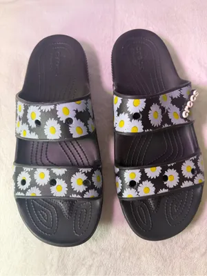 CROCS Black Daisy-Print Dual-Strap Kids Sandals thumbnail 4