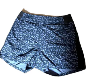Athleta Brooklyn Printed Shorts Size 10 Allure Navy Leopard Blue Black 4” Travel thumbnail 1