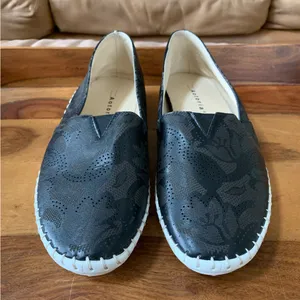 AOTORIA Black Slip On Shoes Size 8 thumbnail 2
