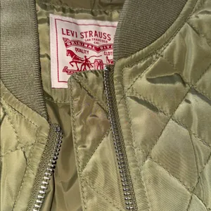 NWT Levi's Women's Diamond Quilted Bomber Jacket Olive Tree Small thumbnail 8