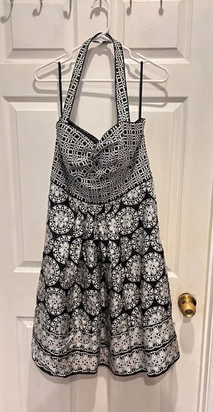 White House‎ Black Market 100% Silk Halter Dress Black White Medallion Print 14 thumbnail 1