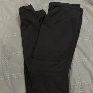 Black Maternity Butt Lifting Pregnancy Leggings – Over-Belly Support – NWOT thumbnail 2