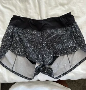 Lululemon Speed Up Short Low-Rise 2.5” thumbnail 1