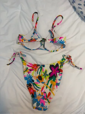 Target Floral Swimsuit Bikini Set Size Medium Top Size Large Bottoms thumbnail 2
