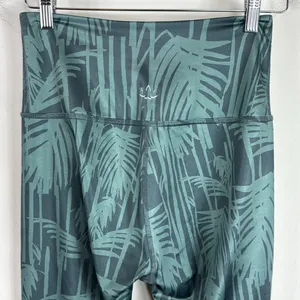 Beyond Yoga Lux Supplex High Waisted Ankle Palm Print Leggings‎ in Green Size L thumbnail 3