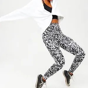 Aerie Offline High-Rise 7/8 Black White Abstract Animal Leggings Women’s Medium thumbnail 1