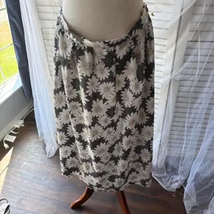 Vintage Black and white Cricket Lane floral midi skirt with elastic waistband thumbnail 2
