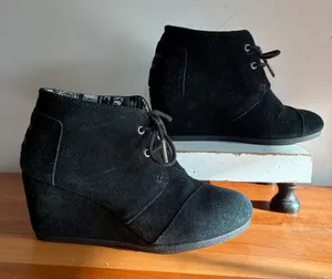 TOMS‎ Desert Wedge Black Suede Lace Up Ankle Booties Womens 7 Round Toe Chukka thumbnail 1