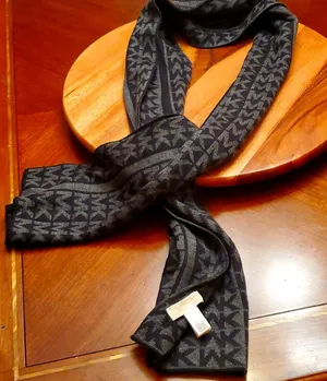 MICHAEL KORS SCARF thumbnail 1