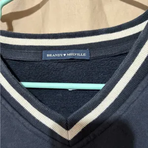 Brandy Melville sweater thumbnail 2