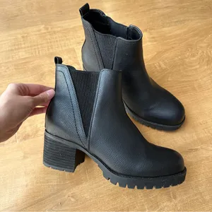Jody Chelsea Boot, Black, Women’s Heeled Leather Booties, Size 9M thumbnail 6