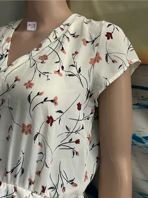 Sienna Sky Cream & Pink Floral V-Neck Blouse SZ Small NWT thumbnail 3