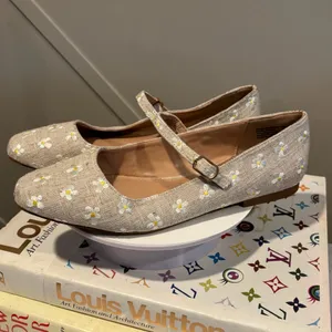Steve Madden Linen Daisy Embroidered Mary Jane Flats Womens 8.5 Beige Square Toe thumbnail 2