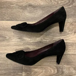 Stuart Weitzman Suede Leather Pumps with Flower Petal Detail Size 8 thumbnail 5