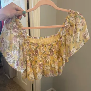 Altar'd State Super cute floral top thumbnail 1