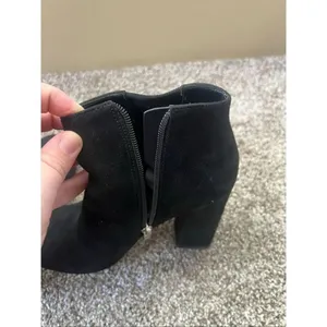 Marc Fisher Black Heeled Boots Woman’s Size 7.5 Flaws-Marks thumbnail 12