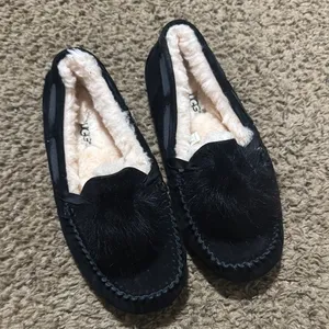 Ugg slippers thumbnail 1
