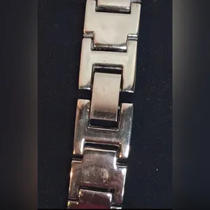 Gucci Vintage Womens Watch With black Face And Stainless Steel Band thumbnail 6
